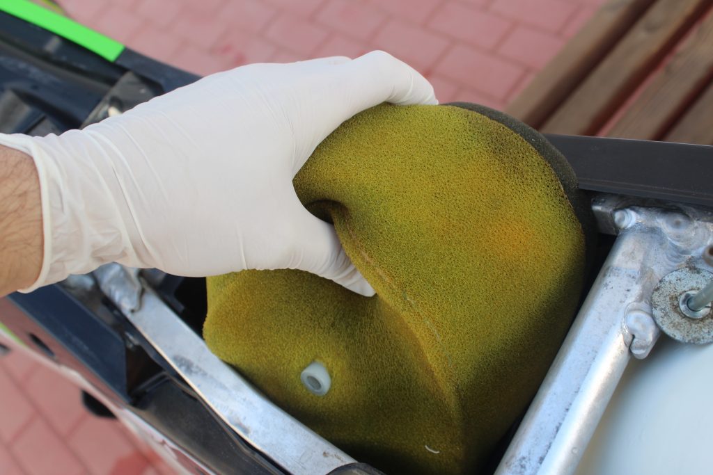 ניקוי ושימון פילטר אוויר אופנוע שטח