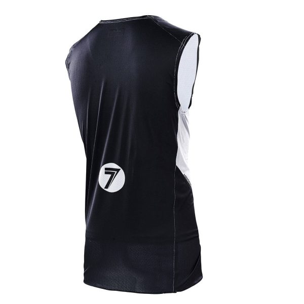 מבט אחורי על הגזרה המוארכת והתפרים השטוחים