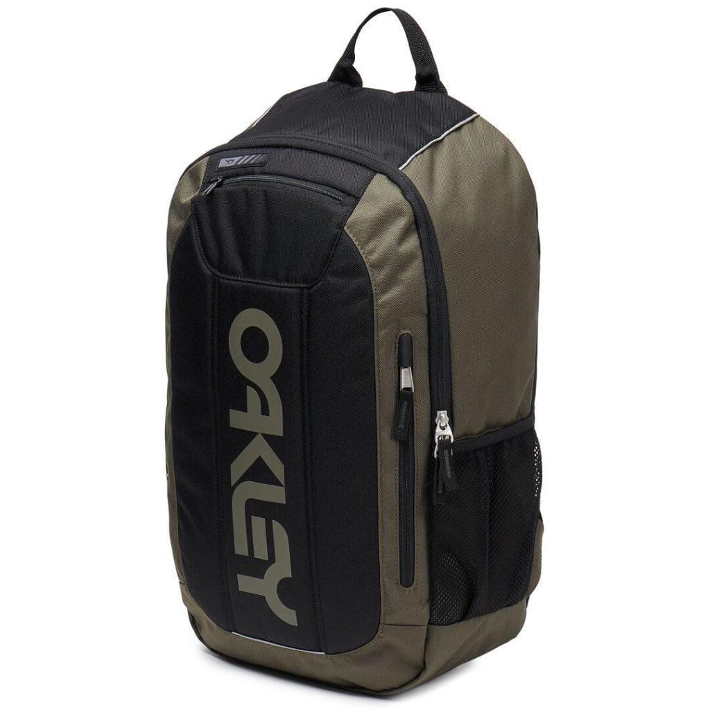 תיק Oakley Enduro 20L 3.0 מבט קדמי מבט צד על כיסים אלסטיים לבקבוקים תקריב על תא מרופד למחשב נייד מבט אחורי על מערכת גב מרופדת ואוורירית