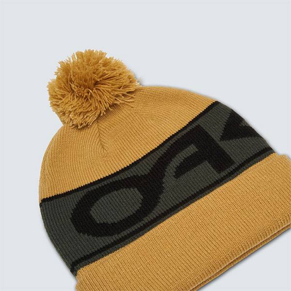 מבט צד על עיצוב הסריג הרך והקצה המתקפל מבט אחורי על כובע Oakley בגזרה קלאסית