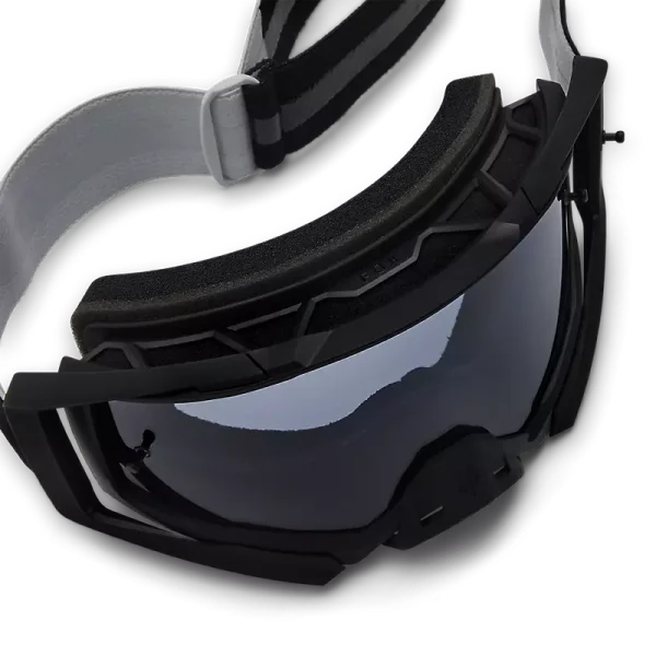 תקריב מערכת 6 פינים, עדשה מוזרקת ומגן אף במשקף FOX Airspace Core