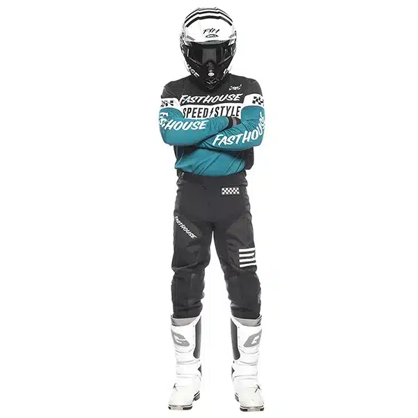 חליפת רכיבה פסטהאוס כחול/שחור FASTHOUSE GRINDHOUSE AKIN דוגמן עומד משלב ידיים