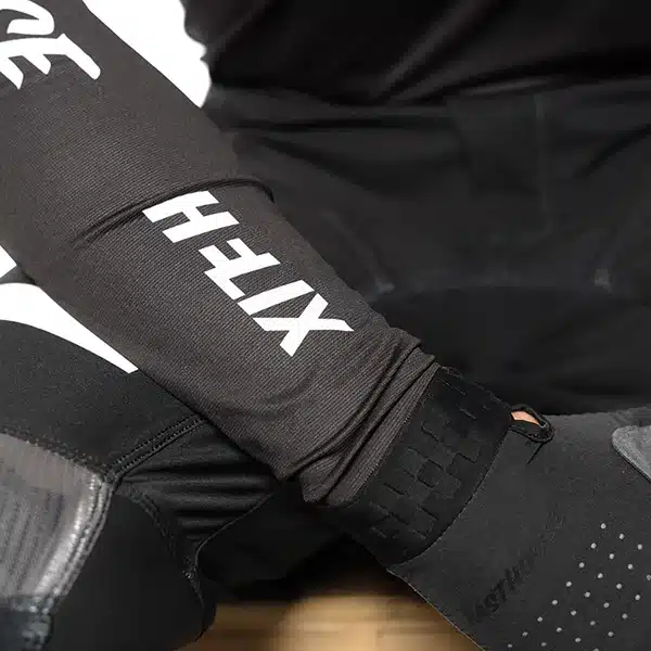 חולצת רכיבה שחור/לבן Fasthouse Helix Podium שחור/לבן