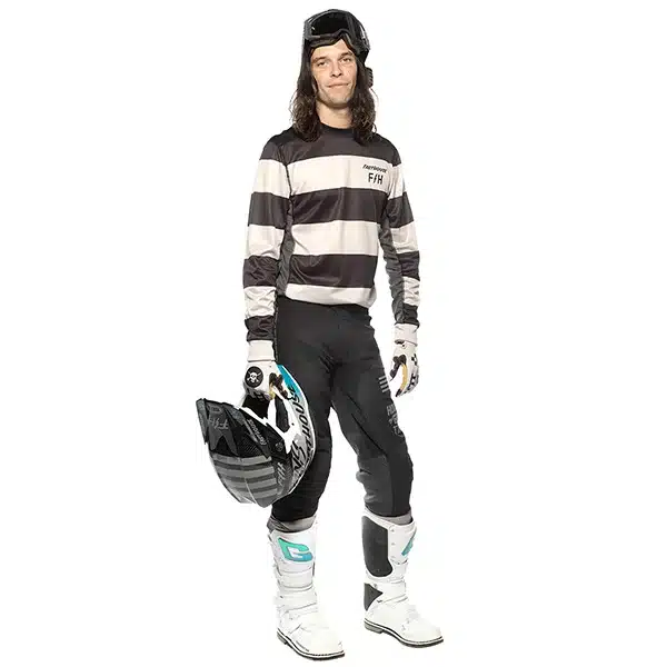 חליפת רכיבה פסטהאוס שחור/לבן FASTHOUSE SANGUARO ROCKO דוגמן מחזיק קסדה ביד שמאל