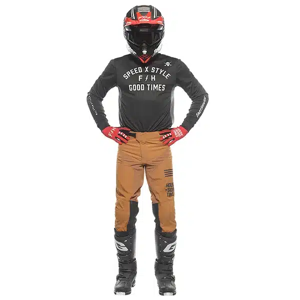 חליפת רכיבה פסטהאוס שחור/חום FASTHOUSE SANGUARO FAMOSO דוגמן עומד עם ידיים לצידי הגוף