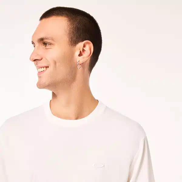 חולצה אוקלי לבן OAKLEY RELAX TEE 2.0 דוגמן זווית קדמית