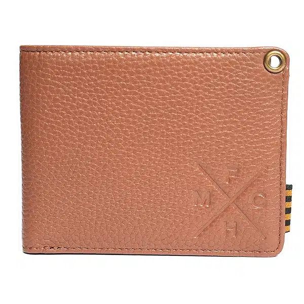 ארנק Fasthouse Folsom Wallet בצבע Brown משלב עיצוב קלאסי עם פונקציונליות מתקדמת. עשוי מעור איכותי, הוא עמיד ונוח לשימוש יומיומי.