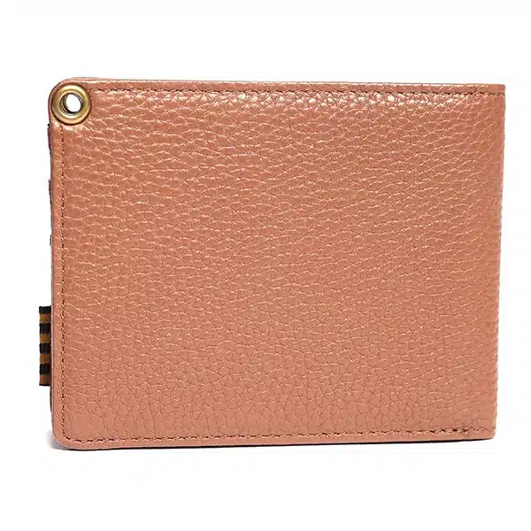 ארנק Fasthouse Folsom Wallet בצבע Brown משלב עיצוב קלאסי עם פונקציונליות מתקדמת. עשוי מעור איכותי, הוא עמיד ונוח לשימוש יומיומי.