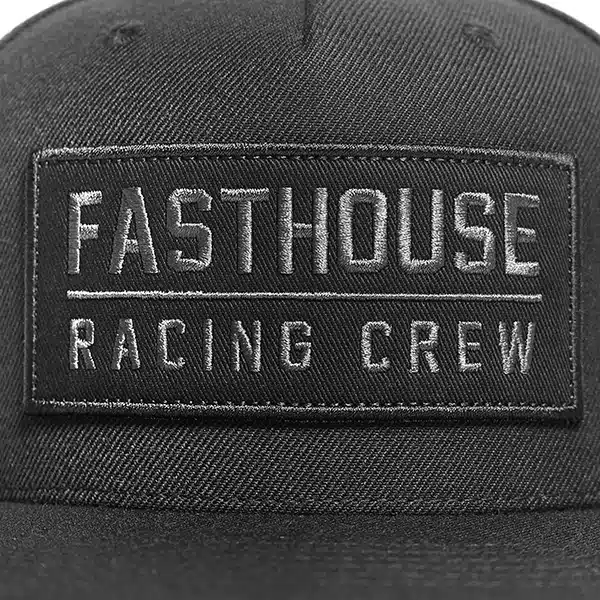 כובע פסטהאוס שחור FASTHOUSE Racing Crew Hat Black לוגו מקרוב