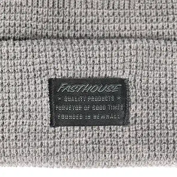 כובע גרב פסטהאוס אפור FASTHOUSE Waffle Beanie Silver close up
