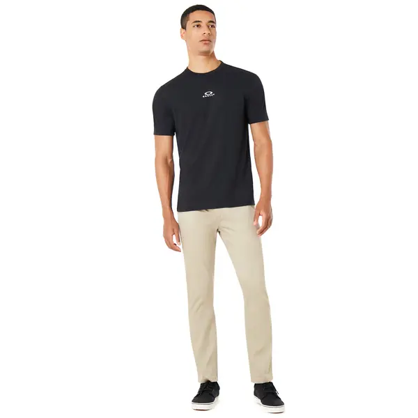 חולצה קצרה אוקלי שחור OAKLEY BARK NEW SS דוגמן מקדימה מסתכל ימינה