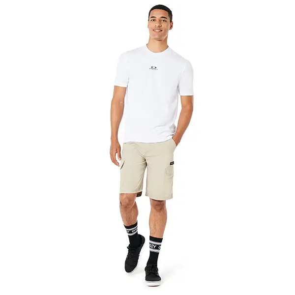 חולצה קצרה אוקלי לבן OAKLEY BARK NEW SS דוגמן מקדימה שם יד בכיס