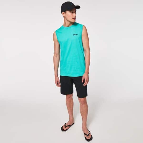 מכנס קצר אוקלי שחור Oakley Baseline Hybrid 21 דוגמן מקדימה מסתכל ימינה