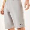 מכנס קצר אוקלי אפור Oakley Baseline Hybrid 21 דוגמן מקרוב פונה שמאלה