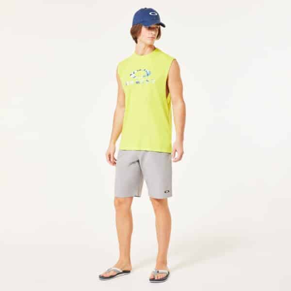 מכנס קצר אוקלי אפור Oakley Baseline Hybrid 21 דוגמן מקדימה פונה שמאלה