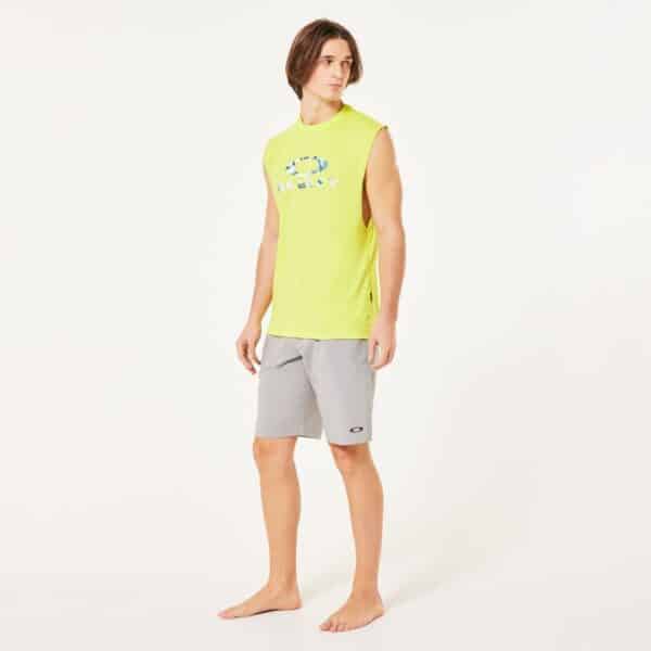 מכנס קצר אוקלי אפור Oakley Baseline Hybrid 21 דוגמן מקדימה ידיים לצד הגוף מסתכל ימינה