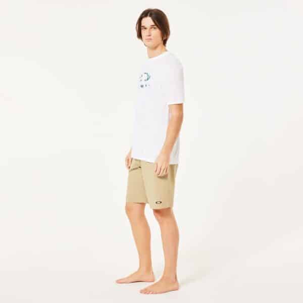 מכנס קצר אוקלי בז' Oakley Baseline Hybrid 21 דוגמן מקדימה ידיים לצד הגוף פונה ימינה