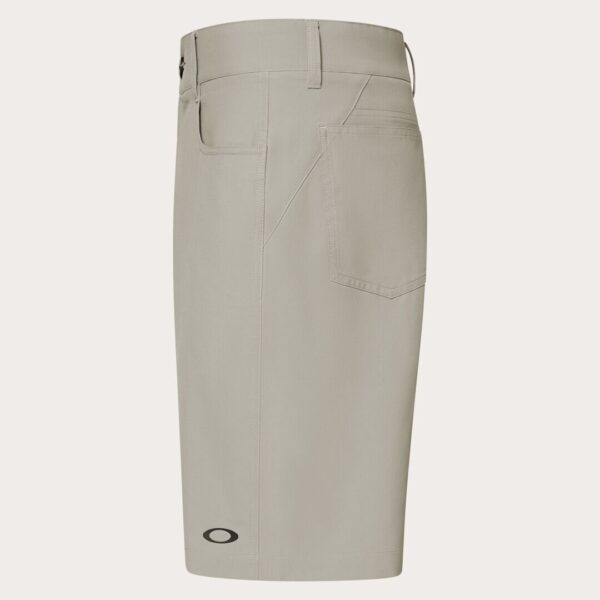 מכנס קצר אוקלי קרם Oakley Baseline Hybrid 21 על הצד