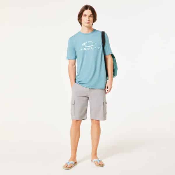 מכנס קצר אוקלי אפור Oakley B1B Cargo Hybrid דוגמן מקדימה ידיים בכיסים