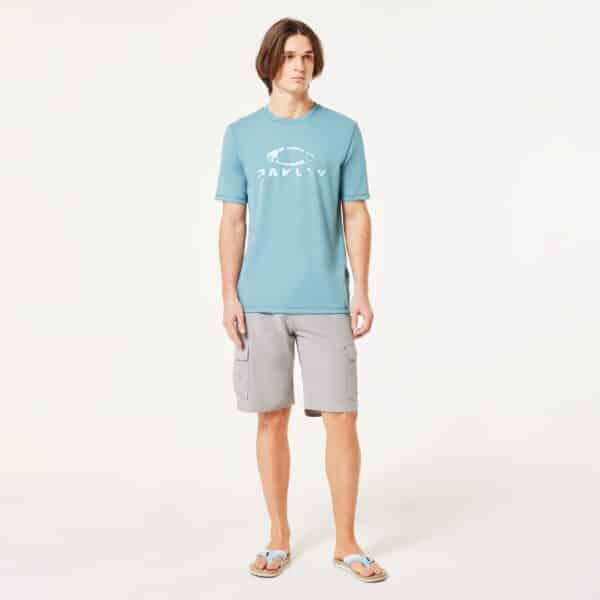 מכנס קצר אוקלי אפור Oakley B1B Cargo Hybrid דוגמן מקדימה ידיים לצידי הגוף מסתכל ימינה