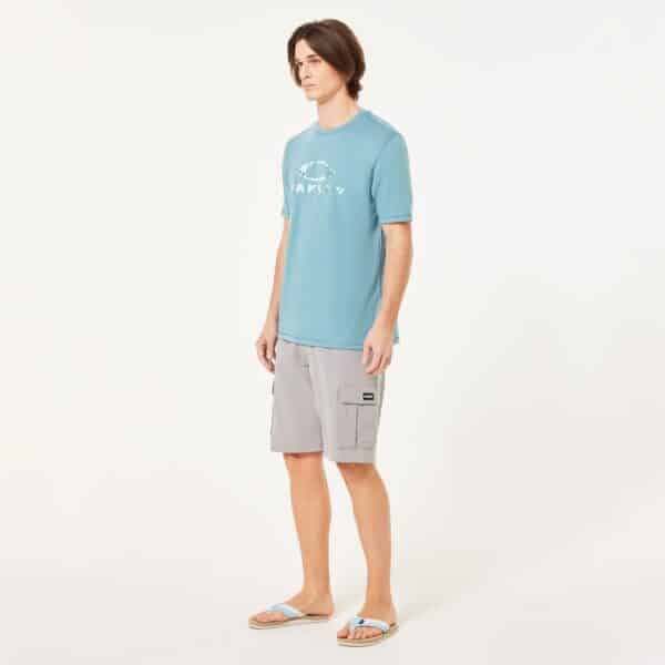 מכנס קצר אוקלי אפור Oakley B1B Cargo Hybrid דוגמן מקדימה ידיים לצידי הגוף מסתכל שמאלה