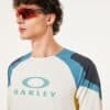 חולצת רכיבה ארוכה בז' OAKLEY SEEKER EDGE LS JERSEY דוגמן מקדימה מקרוב מרכיב משקפיים