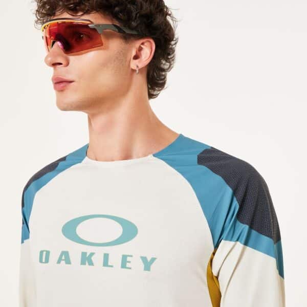 חולצת רכיבה ארוכה בז' OAKLEY SEEKER EDGE LS JERSEY דוגמן מקדימה מקרוב מרכיב משקפיים