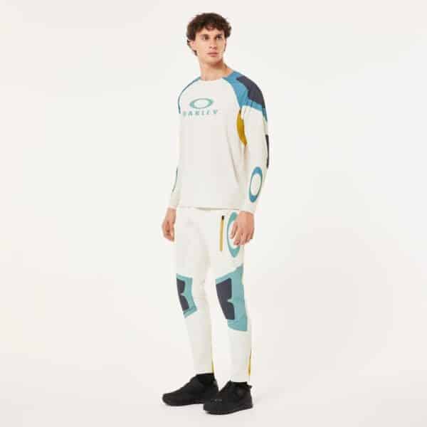 חולצת רכיבה ארוכה בז' OAKLEY SEEKER EDGE LS JERSEY דוגמן מקדימה מסתכל שמאלה