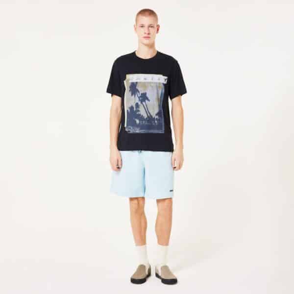 חולצה קצרה אוקלי שחור OAKLEY PALM TEE דוגמן מקדימה ידיים לצד הגוף