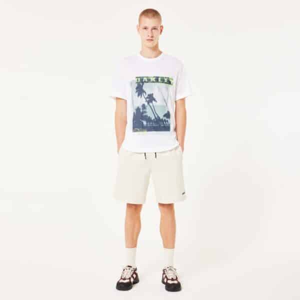 חולצה קצרה אוקלי לבן OAKLEY PALM TEE דוגמן מקדימה ידיים בכיסים