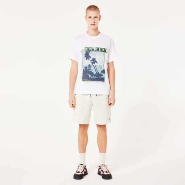 חולצה קצרה אוקלי לבן OAKLEY PALM TEE דוגמן מקדימה ידיים לצד הגוף