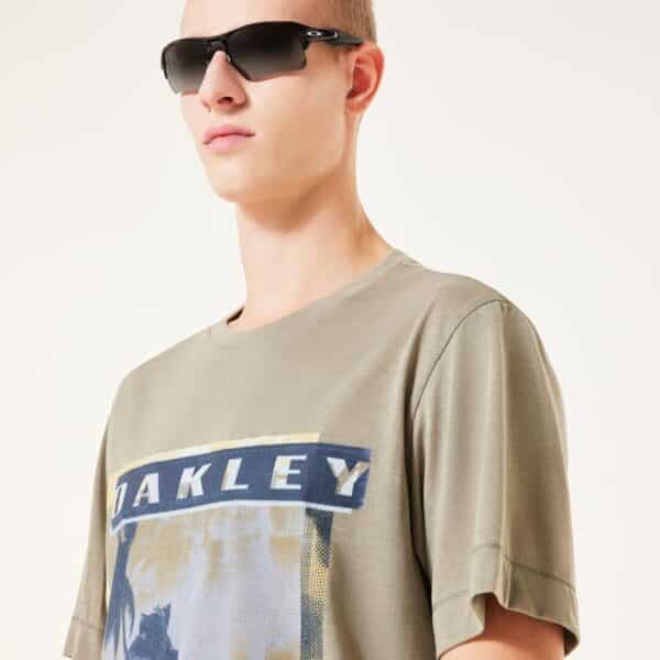 חולצה קצרה אוקלי ירוק OAKLEY PALM TEE דוגמן מקדימה מקרוב מרכיב משקפיים