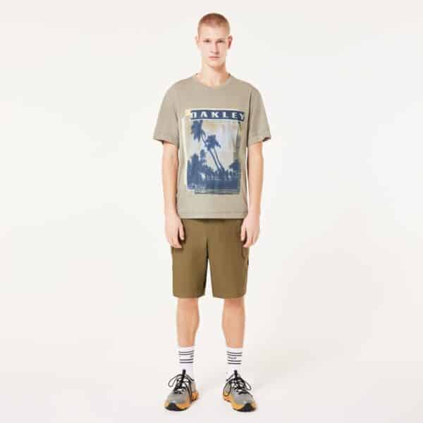 חולצה קצרה אוקלי ירוק OAKLEY PALM TEE דוגמן מקדימה ידיים לצידי הגוף