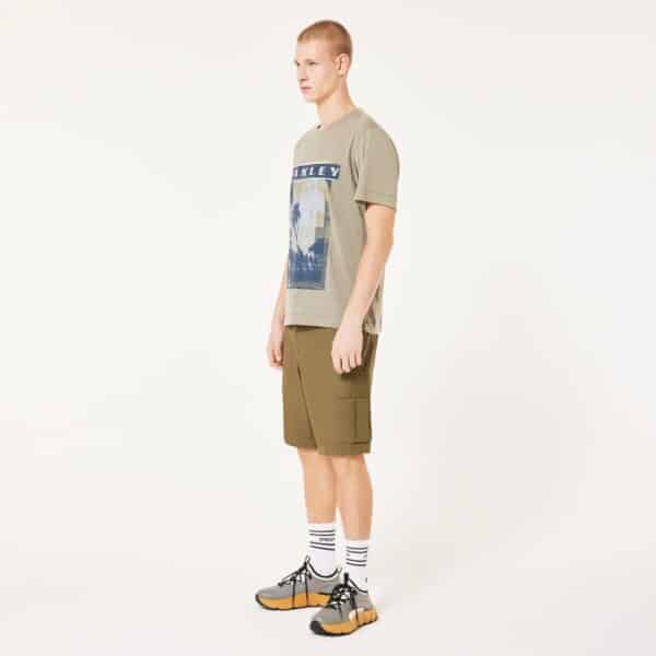 חולצה קצרה אוקלי ירוק OAKLEY PALM TEE דוגמן מקדימה מסתכל ימינה