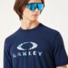 חולצה קצרה כחול אוקלי OAKLEY BARK SUN TEE ABYSS דוגמן מקדימה מקרוב מרכיב משקפיים