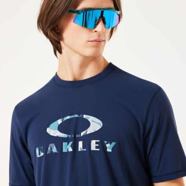 חולצה קצרה כחול אוקלי OAKLEY BARK SUN TEE ABYSS דוגמן מקדימה מקרוב מרכיב משקפיים