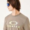 חולצה קצרה ירוק אוקלי OAKLEY BARK SUN TEE BOULDER GREEN דוגמן מקרוב מסתכל ימינה מרכיב משקפיים