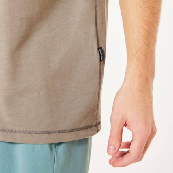 חולצה קצרה ירוק אוקלי OAKLEY BARK SUN TEE BOULDER GREEN מקרוב