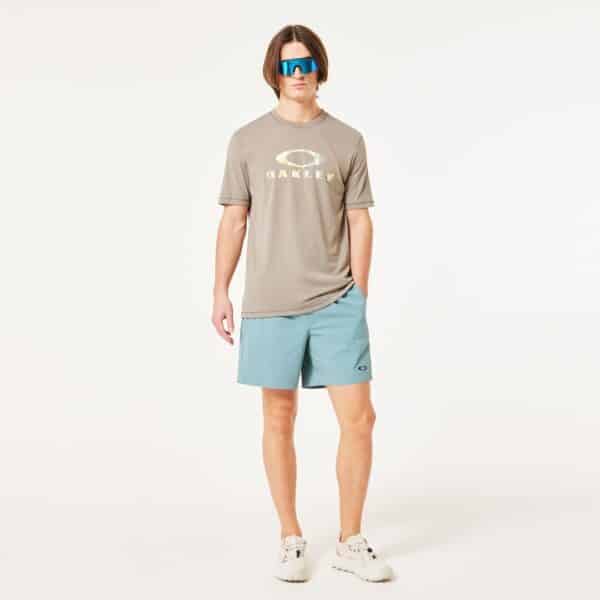 חולצה קצרה ירוק אוקלי OAKLEY BARK SUN TEE BOULDER GREEN דוגמן מקדימה מרכיב משקפיים יד שמאל בכיס