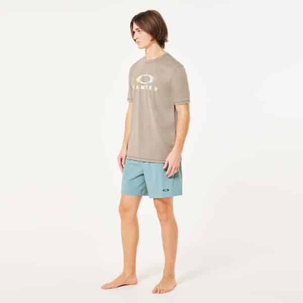 חולצה קצרה ירוק אוקלי OAKLEY BARK SUN TEE BOULDER GREEN דוגמן מקדימה פונה לצד ימין