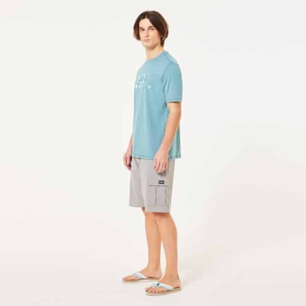 חולצה קצרה טורקיז אוקלי OAKLEY BARK SUN TEE PACIFIC דוגמן מקדימה פונה ימינה