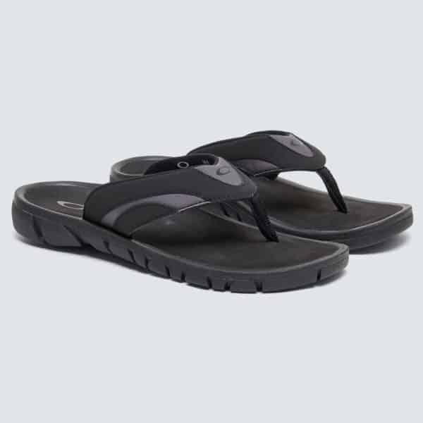 כפכפים אוקלי שחור OAKLEY O COIL SANDAL זוג מקדימה פונה ימינה על הצד