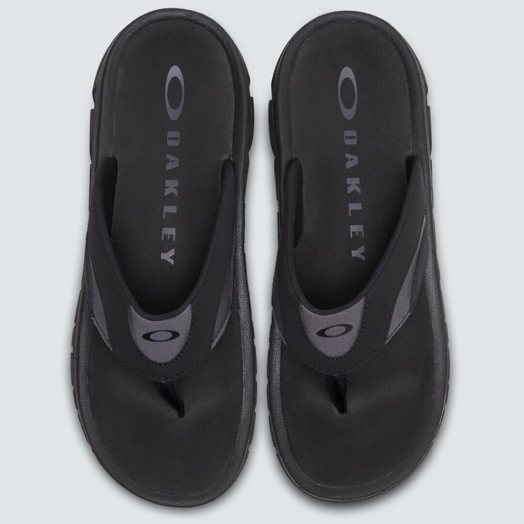 כפכפים אוקלי שחור OAKLEY O COIL SANDAL זוג מקדימה