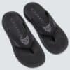 כפכפים אוקלי שחור OAKLEY O COIL SANDAL זוג מקדימה פונה ימינה