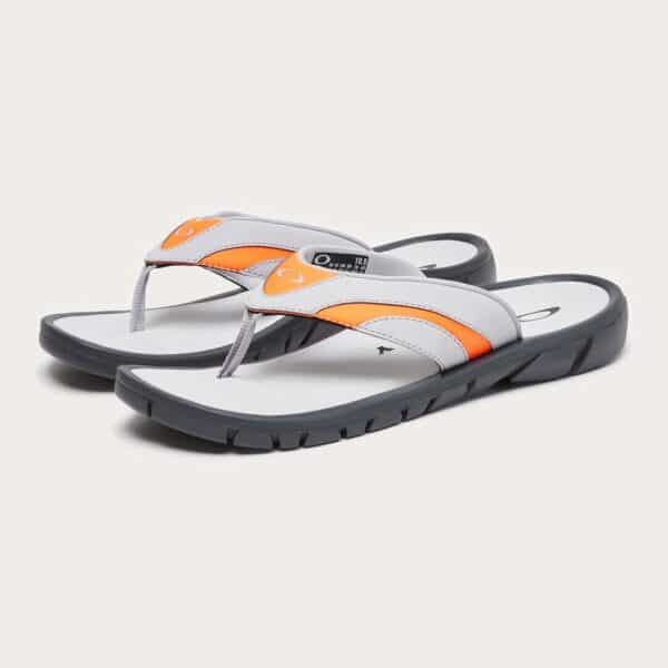 כפכפים אוקלי אפור/כתום OAKLEY O COIL SANDAL זוג מקדימה פונה שמאלה