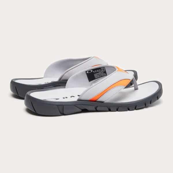 כפכפים אוקלי אפור/כתום OAKLEY O COIL SANDAL זוג מקדימה פונה ימינה