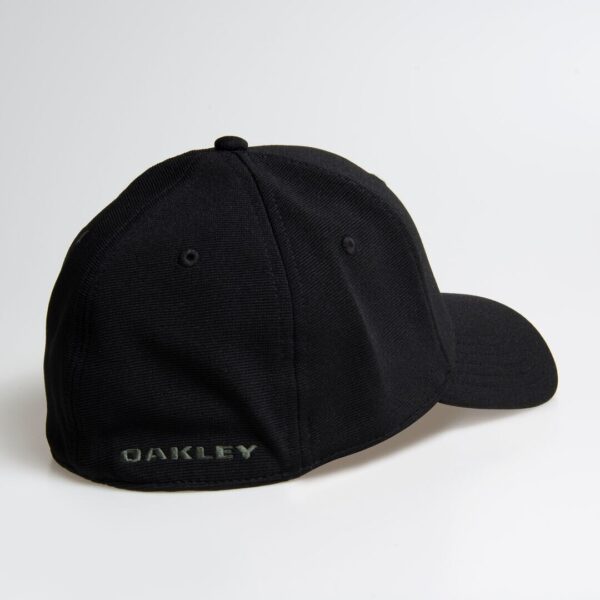 כובע אוקלי שחור OAKLEY TINCAN REMIX CAP מאחורה פונה ימינה
