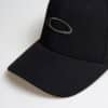 כובע אוקלי שחור OAKLEY TINCAN REMIX CAP מקדימה מקרוב פונה שמאלה