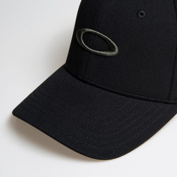 כובע אוקלי שחור OAKLEY TINCAN REMIX CAP מקדימה מקרוב פונה שמאלה