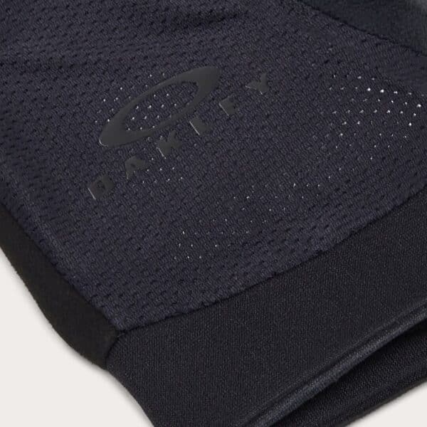 כפפות רכיבה אוקלי שחור OAKLEY ALL MOUNTAIN MTB GLOVE לוגו אוקלי מקרוב